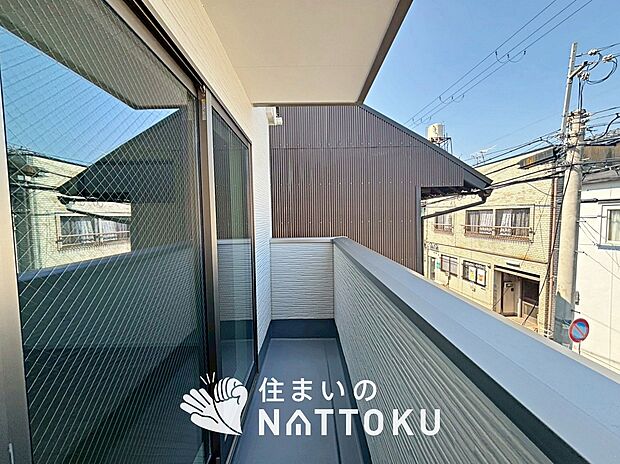 【バルコニー】奥行きが広く、洗濯物をゆったりと干せる十分な広さで、家族の洗濯も捗ります。