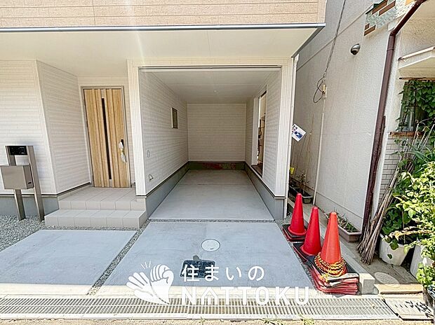 【現地写真（駐車場）】駐車スペースが広く、運転が苦手な方も安心です。