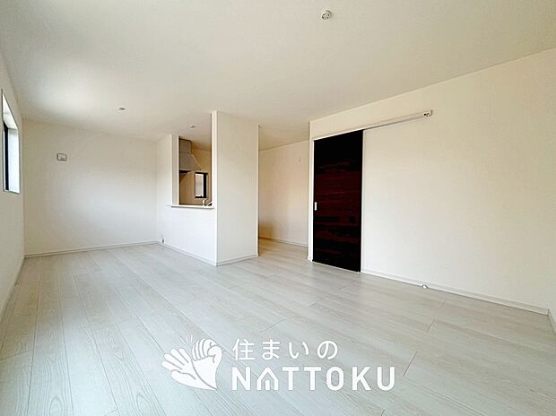 【現地写真（リビング）】フローリング材には、木目、色調など木材特有の風合いがあり、ナチュラルな美しさになっています。