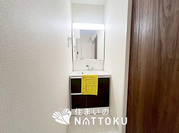 【洗面台・洗面所】鏡の両サイドは、必要なものを取出しやすく、大きな鏡面で朝の準備も快適。
使いやすいリフトアップ機能付きのシングルレバーシャワー水栓付です。