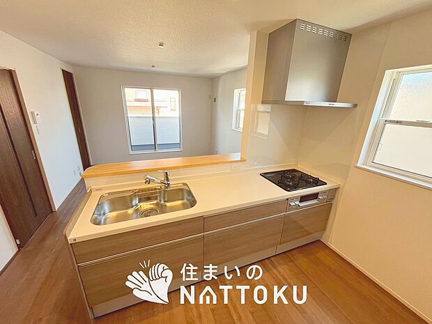 【現地写真（キッチン）】収納たっぷりのシステムキッチン、浄水器付水栓を標準装備しています。