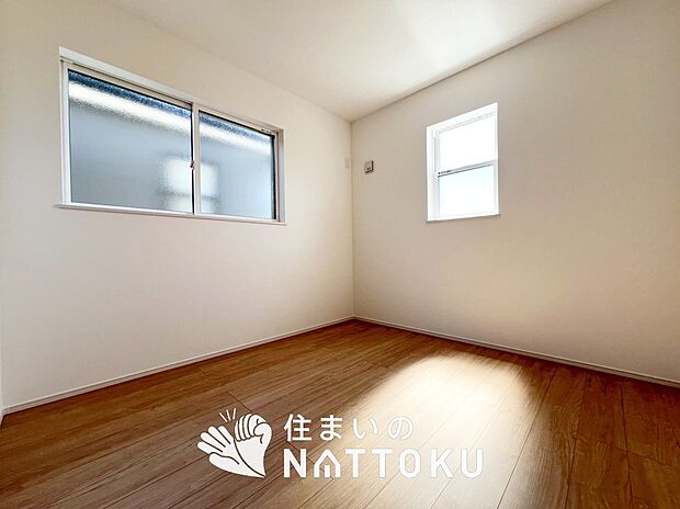 【現地写真（洋室）】木目の美しさを際立たせるシンプルデザインの建具を使用しています。