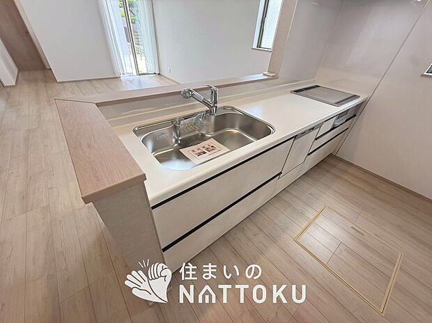 【現地写真（キッチン）】収納たっぷりのシステムキッチン、浄水器付水栓を標準装備しています。