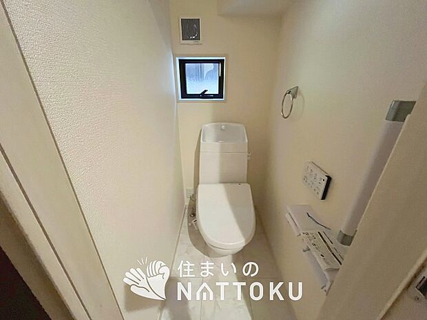 【トイレ】汚れてもサッとひと拭きでお手入れ簡単、エコ仕様の温水洗浄便座付きのトイレです。
バリアフリーにも配慮しています。
