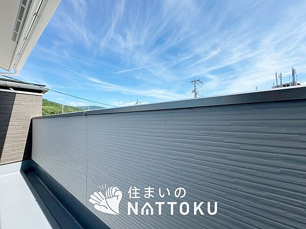 【バルコニー】奥行きが広く、洗濯物をゆったりと干せる十分な広さで、家族の洗濯も捗ります。