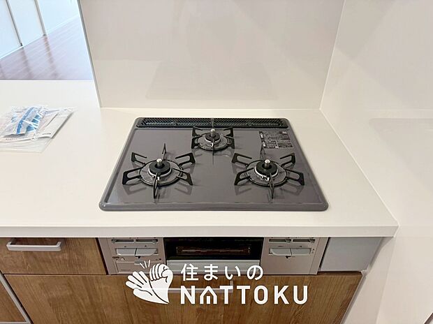 【ビルトインコンロ】フラットな構造で清掃性が高く、過熱防止センサー付3口タイプで日頃の家事も快適です。
