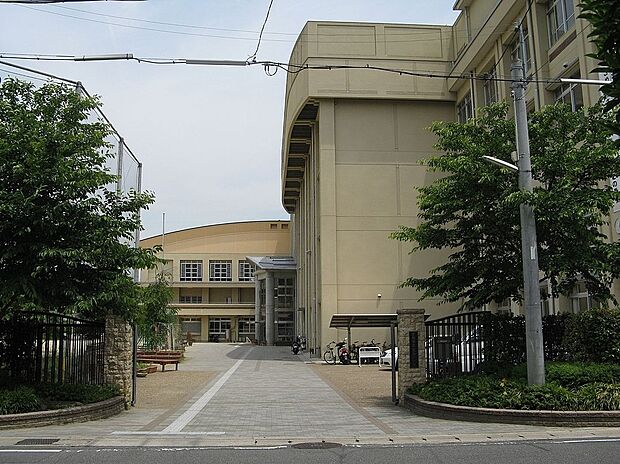 京都市立花山中学校(約1,100m)