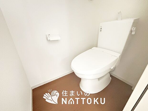 【トイレ 】汚れてもサッとひと拭きでお手入れ簡単、エコ仕様の温水洗浄便座付きのトイレです。
バリアフリーにも配慮しています。