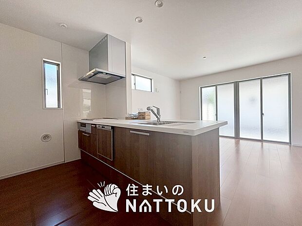 【現地写真(キッチン)】収納たっぷりのシステムキッチン、浄水器付水栓を標準装備しています。