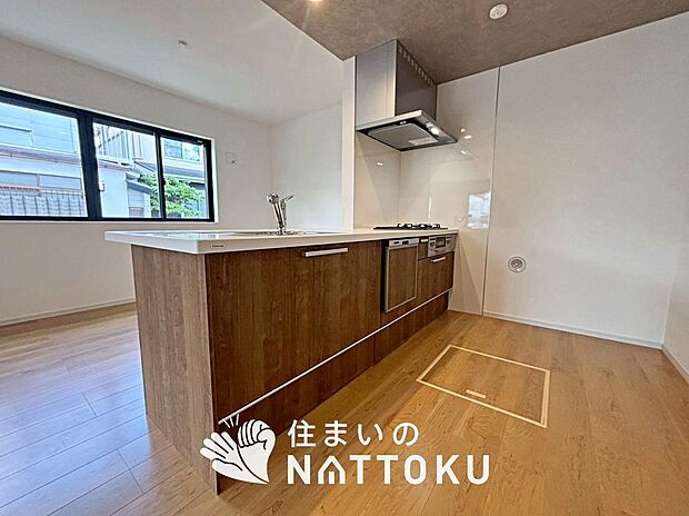 【現地写真（キッチン）】収納たっぷりのシステムキッチン、浄水器付水栓を標準装備しています。