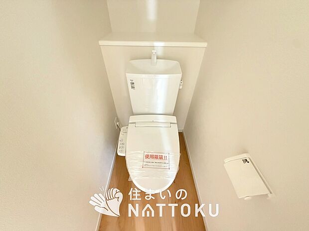 【トイレ】汚れてもサッとひと拭きでお手入れ簡単、エコ仕様の温水洗浄便座付きのトイレです。
バリアフリーにも配慮しています。
