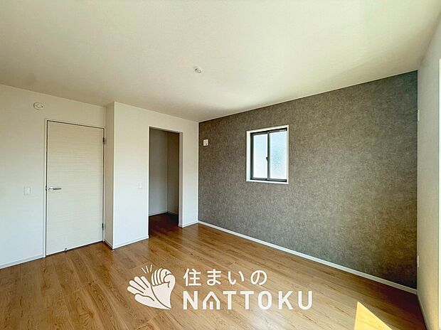 【現地写真（寝室）】大壁仕様の新寝室。くつろぎの空間です。