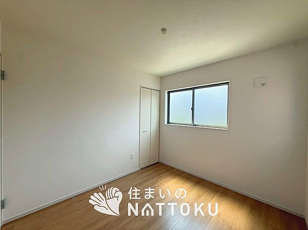 【現地写真（洋室）】木目の美しさを際立たせるシンプルデザインの建具を使用しています。