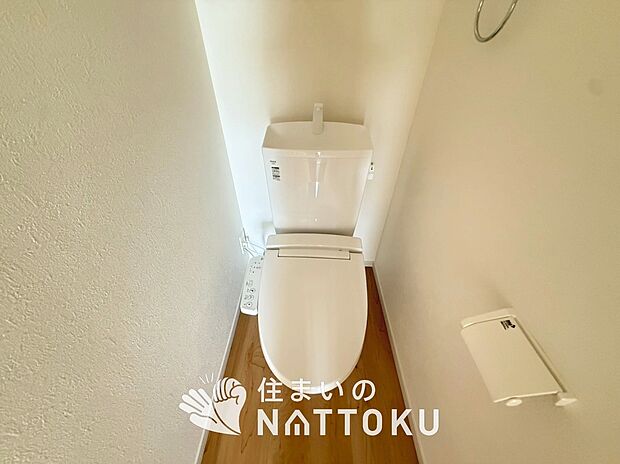 【トイレ】汚れてもサッとひと拭きでお手入れ簡単、エコ仕様の温水洗浄便座付きのトイレです。
バリアフリーにも配慮しています。
