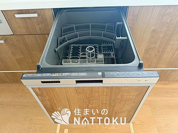 【食器洗い乾燥機】食後の時間にゆとりを与えてくれる食器洗い乾燥機。
操作ボタンも上面にあるので、腰をかがめずに操作ができラクラクです。
