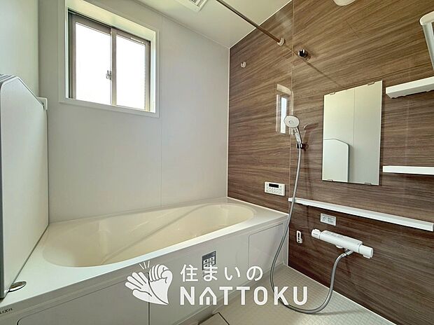 【現地写真（浴室）】浴室暖房乾燥機付き。１坪タイプで広々です。