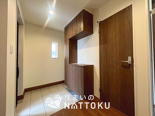 【現地写真（玄関）】玄関には、大型のシューズ収納を設置しています。