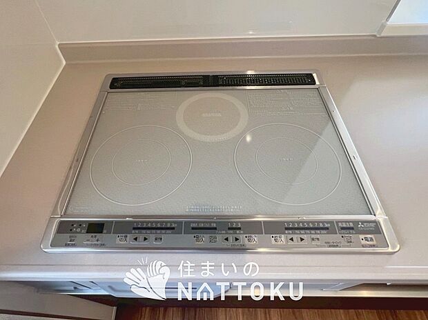 【ビルトインコンロ】フラットな構造で清掃性が高く、過熱防止センサー付３口タイプで日頃の家事も快適です。