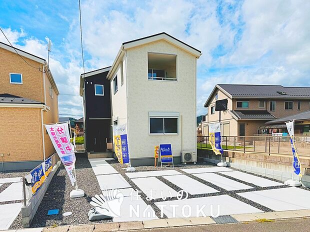 【現地写真（外観）【１号地】】軽くて火災に強い屋根材を採用し、地震時の建物への負担や揺れを軽減しています。