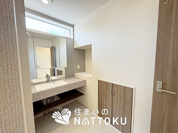 【洗面台・洗面所】鏡の両サイドは、必要なものを取出しやすく、大きな鏡面で朝の準備も快適。
使いやすいリフトアップ機能付きのシングルレバーシャワー水栓付です。