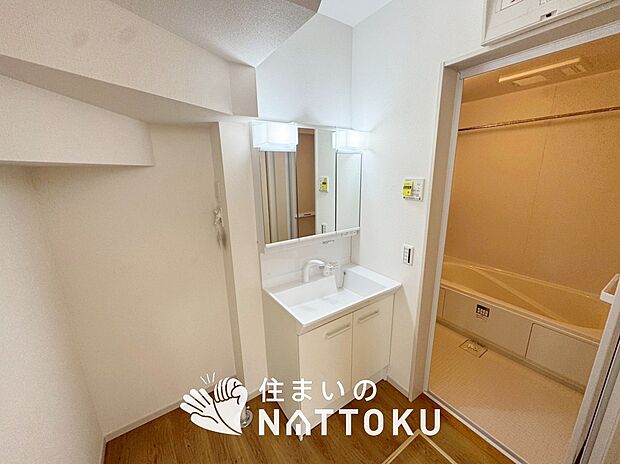 【洗面台・洗面所】鏡の両サイドは、必要なものを取出しやすく、大きな鏡面で朝の準備も快適。
使いやすいリフトアップ機能付きのシングルレバーシャワー水栓付です。