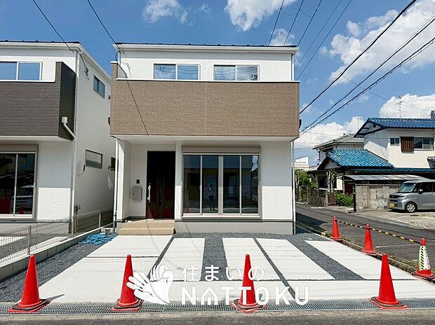 【現地写真（外観）【１号地】】軽くて火災に強い屋根材を採用し、地震時の建物への負担や揺れを軽減しています。