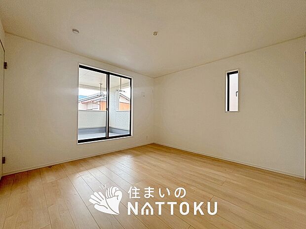 【現地写真(寝室)】木目の美しさを際立たせるシンプルデザインの建具を使用しています。