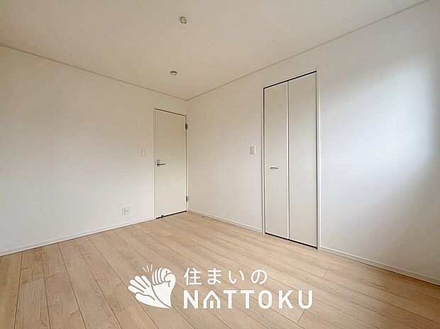 【現地写真(玄関)】玄関には、大型のシューズ収納を設置しています。