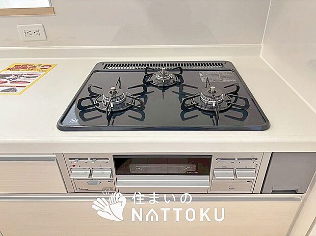 【ビルトインコンロ】フラットな構造で清掃性が高く、過熱防止センサー付3口タイプで日頃の家事も快適です。