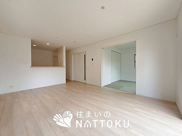 【現地写真(リビング)】フローリング材には、木目、色調など木材特有の風合いがあり、ナチュラルな美しさになっています。