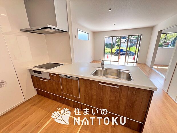 【現地写真（キッチン）】収納たっぷりのシステムキッチン、浄水器付水栓を標準装備しています。