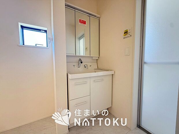 【洗面台・洗面所】鏡の両サイドは、必要なものを取出しやすく、大きな鏡面で朝の準備も快適。
使いやすいリフトアップ機能付きのシングルレバーシャワー水栓付です。