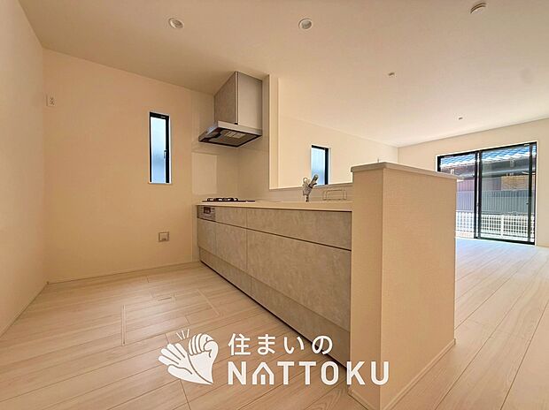 【現地写真（キッチン）】収納たっぷりのシステムキッチン、浄水器付水栓を標準装備しています。