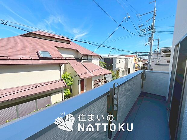 【バルコニー】奥行きが広く、洗濯物をゆったりと干せる十分な広さで、家族の洗濯も捗ります。