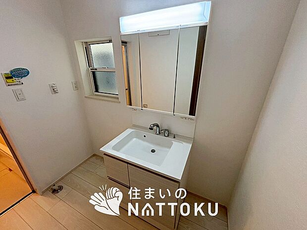 【洗面台・洗面所】鏡の両サイドは、必要なものを取出しやすく、大きな鏡面で朝の準備も快適。
使いやすいリフトアップ機能付きのシングルレバーシャワー水栓付です。