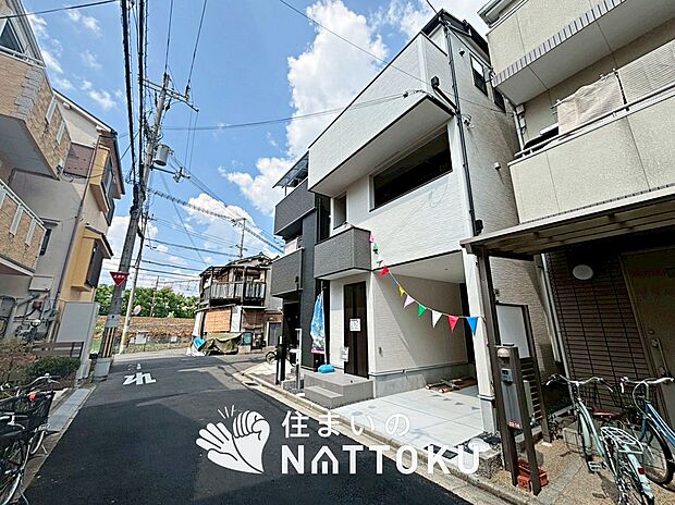 【現地写真（前道含む外観）】健康被害に配慮したもっとも安全性の高い建材を採用し、シックハウス対策をしております。