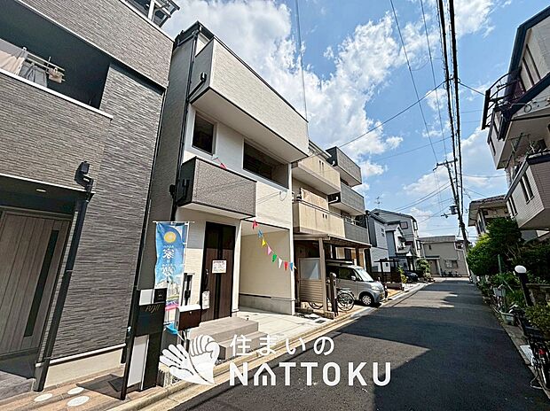 【現地写真（前道含む外観）】高い断熱性能があり、防湿性能の高いフィルム付属で壁内の結露対策をしています。