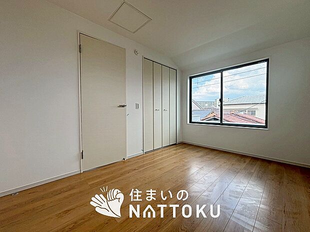 【現地写真(寝室)】木目の美しさを際立たせるシンプルデザインの建具を使用しています。