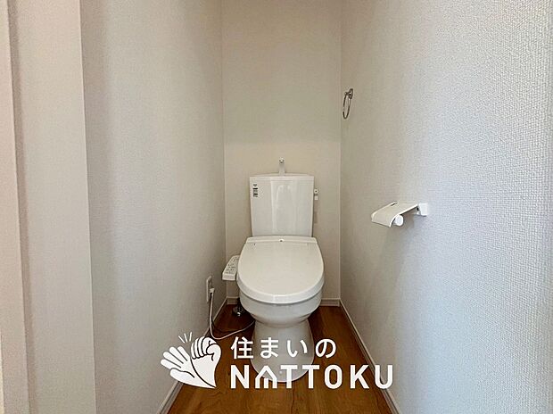 【トイレ】汚れてもサッとひと拭きでお手入れ簡単、エコ仕様の温水洗浄便座付きのトイレです。
バリアフリーにも配慮しています。