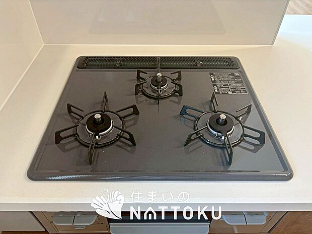 【ビルトインコンロ】フラットな構造で清掃性が高く、過熱防止センサー付3口タイプで日頃の家事も快適です。