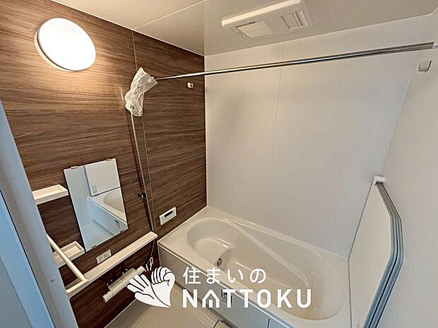 【現地写真（浴室）】浴室暖房乾燥機付き。１坪タイプで広々です。