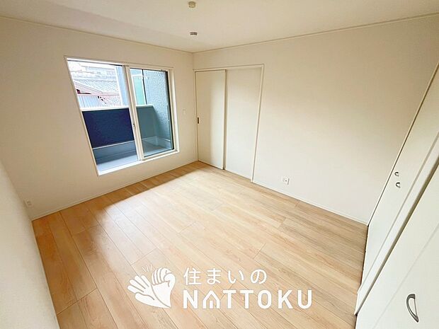 【現地写真（寝室）】木目の美しさを際立たせるシンプルデザインの建具を使用しています。