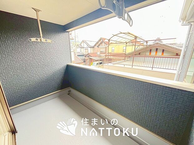 【バルコニー】奥行きが広く、洗濯物をゆったりと干せる十分な広さで、家族の洗濯も捗ります。