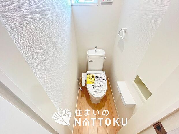 【トイレ】汚れてもサッとひと拭きでお手入れ簡単、エコ仕様の温水洗浄便座付きのトイレです。
バリアフリーにも配慮しています。
