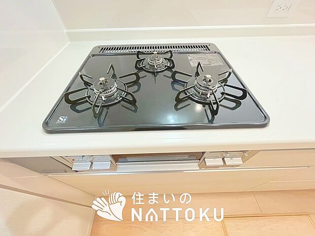 【ビルトインコンロ】フラットな構造で清掃性が高く、過熱防止センサー付３口タイプで日頃の家事も快適です。