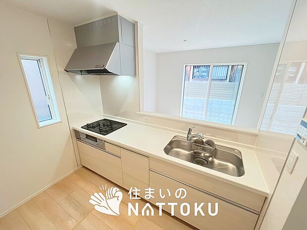 【現地写真（キッチン）】収納たっぷりのシステムキッチン、浄水器付水栓を標準装備しています。