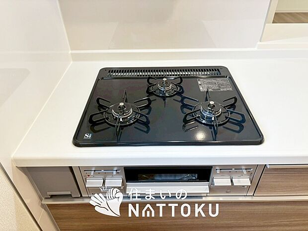 【ビルトインコンロ】フラットな構造で清掃性が高く、過熱防止センサー付３口タイプで日頃の家事も快適です。