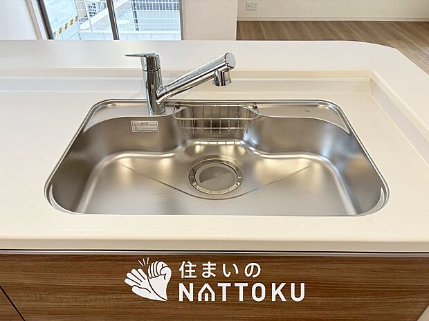【浄水器内臓型ハンドシャワー付シンク】傷や汚れが付きにくい静音仕様の全面エンボス加工シンク。
また、蛇口の先端に浄水器を内蔵。浄水シャワーが使える毎分4リットルのたっぷり浄水。