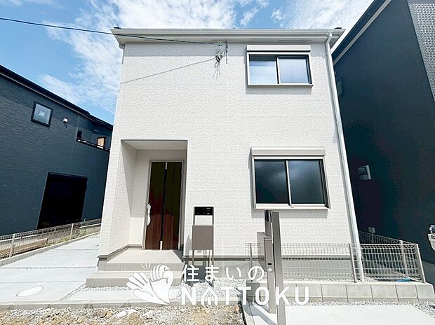 【現地写真（外観）【２号地】】軽くて火災に強い屋根材を採用し、地震時の建物への負担や揺れを軽減しています。