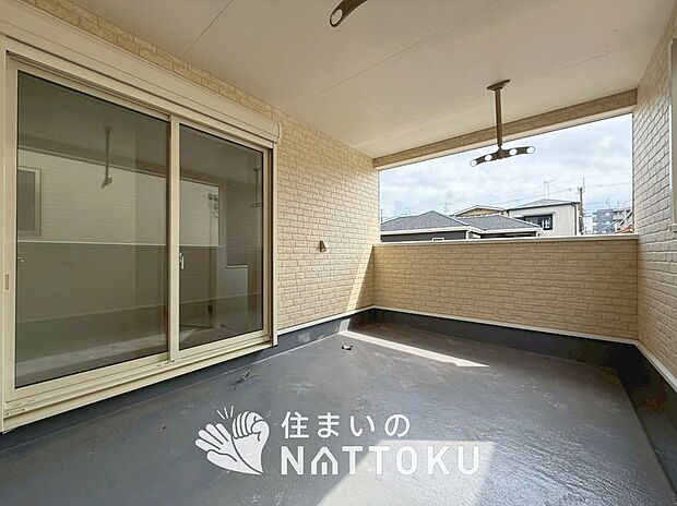 【バルコニー】奥行きが広く、洗濯物をゆったりと干せる十分な広さで、家族の洗濯も捗ります。